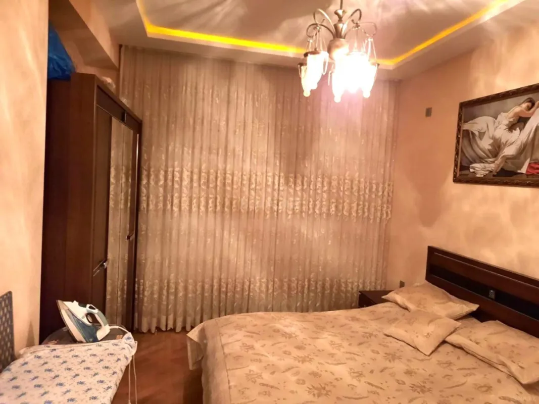 Satılır 4 otaqlı mənzil 180 m²