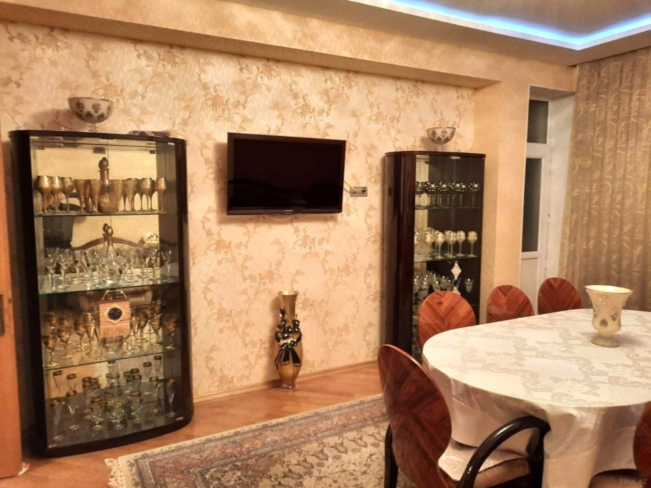 Satılır 4 otaqlı mənzil 180 m²