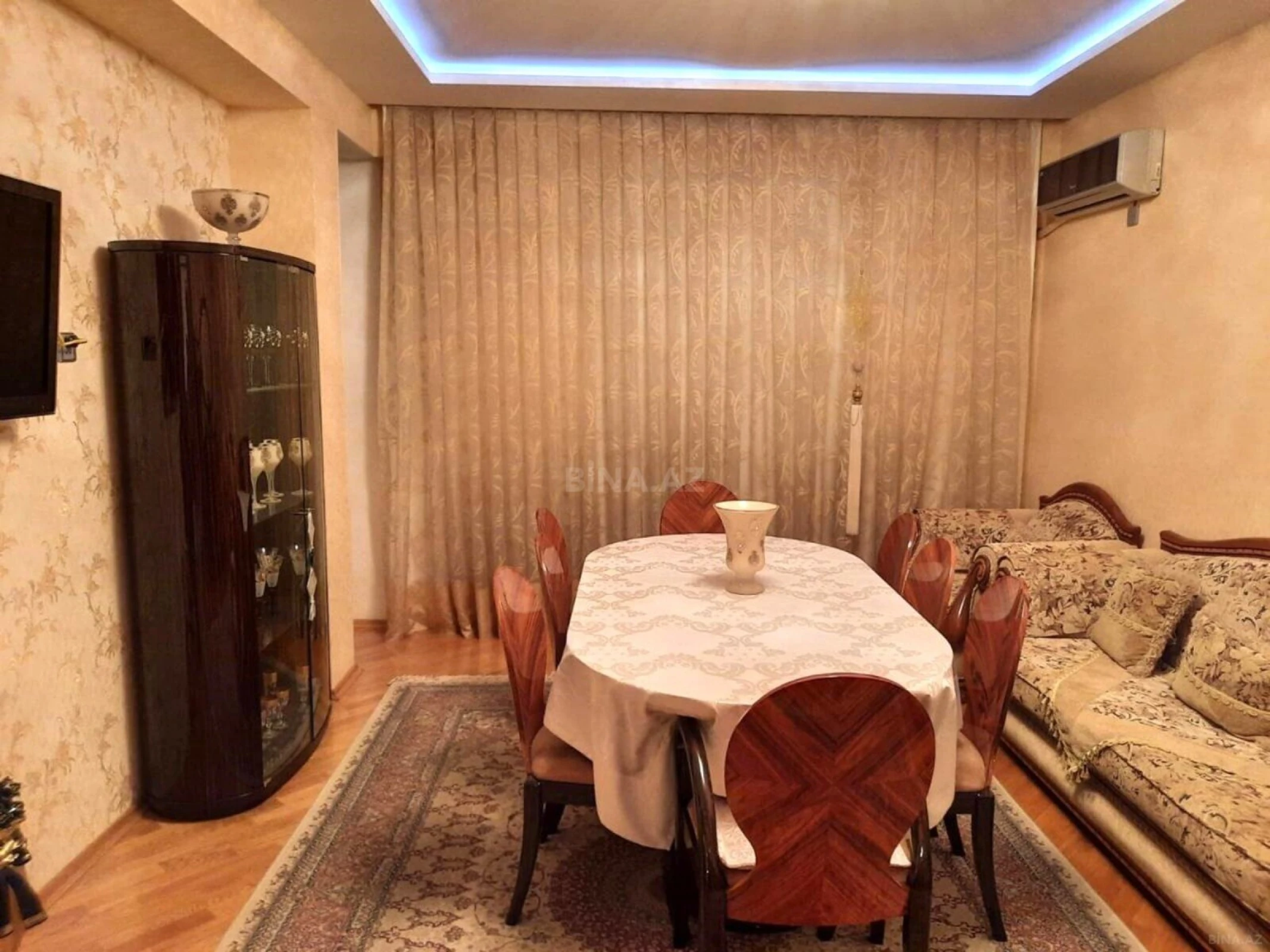 Satılır 4 otaqlı mənzil 180 m²
