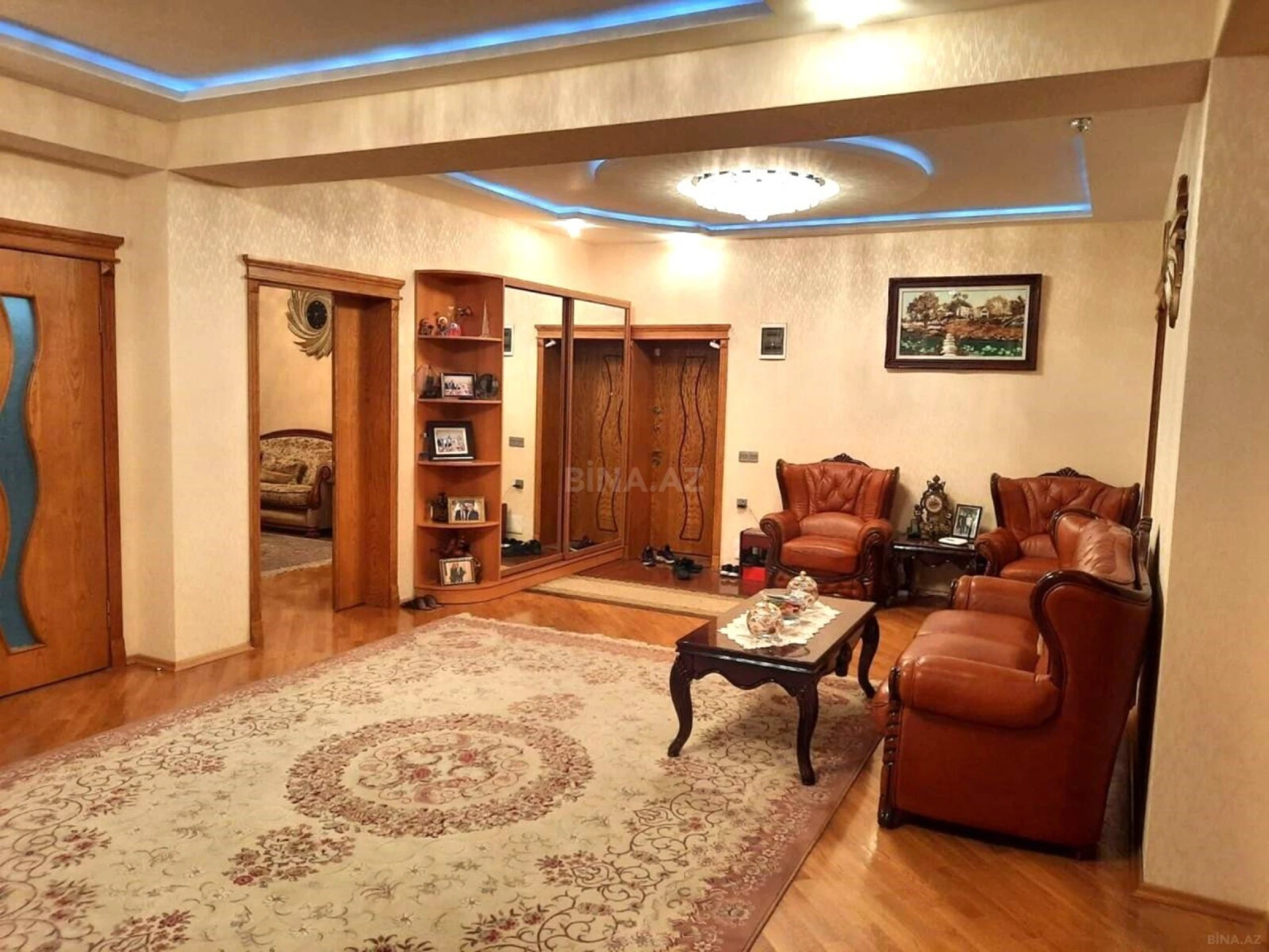 Satılır 4 otaqlı mənzil 180 m²