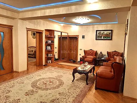 Satılır 4 otaqlı mənzil 180 m² — Bakı, 9-cu mikrorayon 4 otaq 180.00 m²