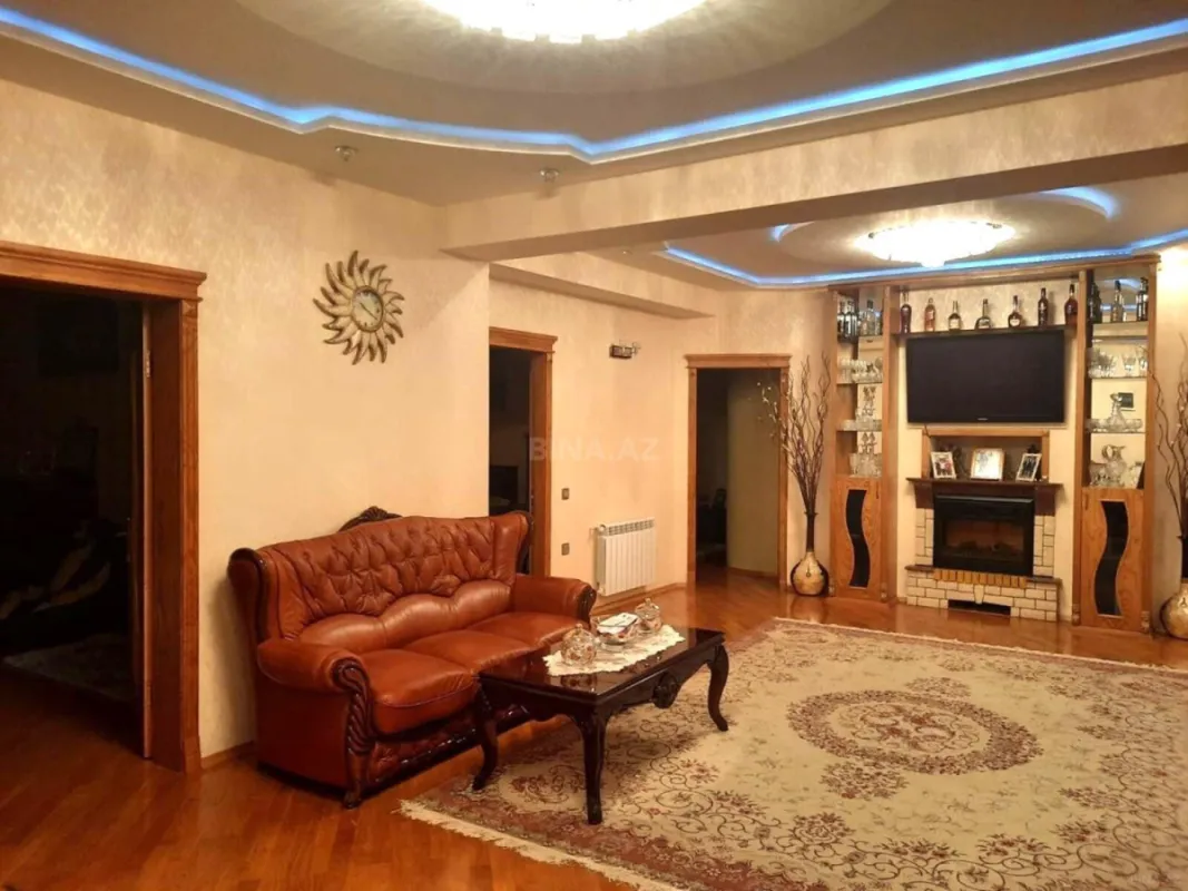 Satılır 4 otaqlı mənzil 180 m²