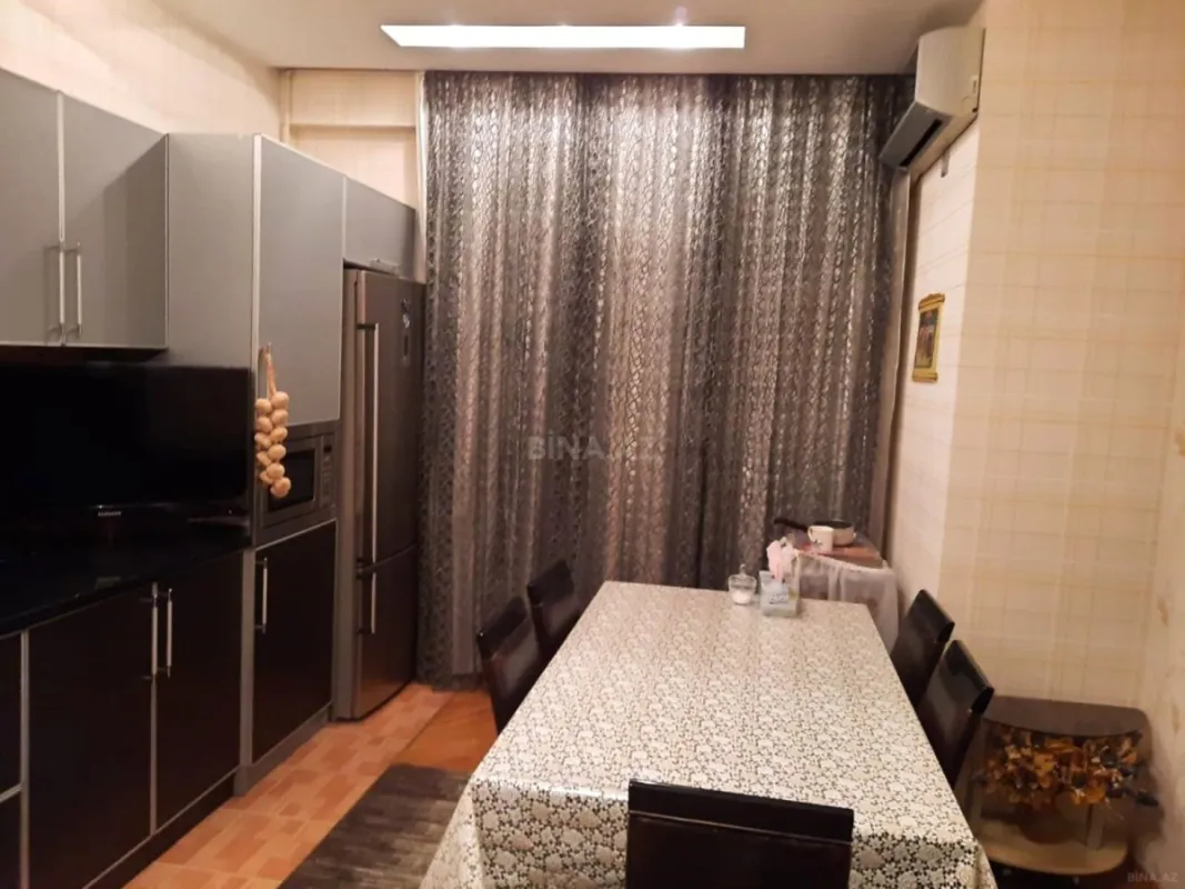 Satılır 4 otaqlı mənzil 180 m²