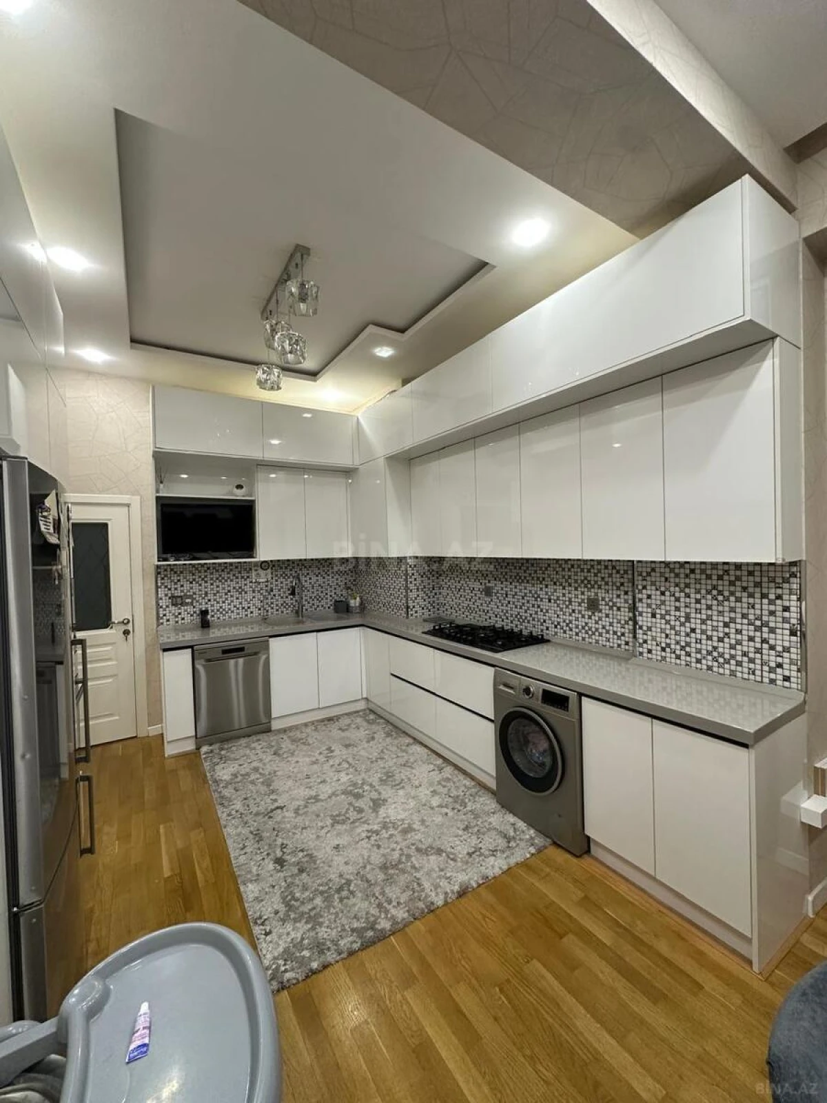 Satılır 3 otaqlı mənzil 137 m²