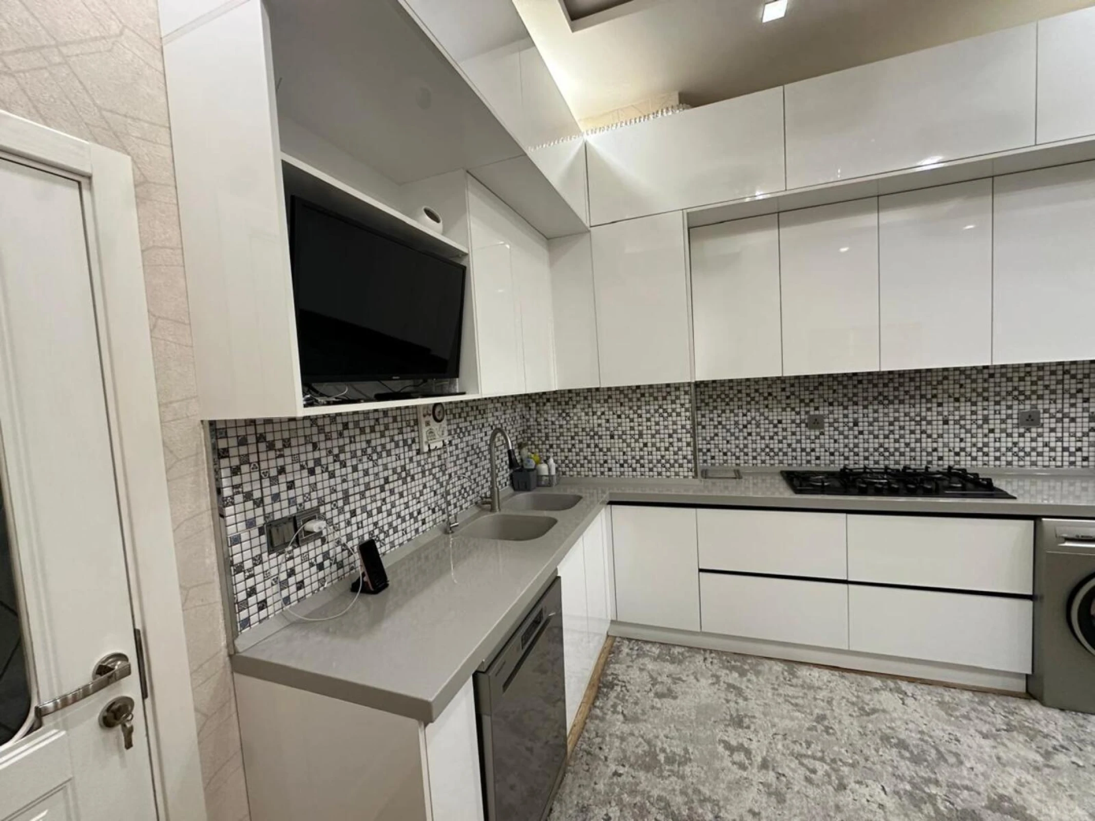 Satılır 3 otaqlı mənzil 137 m²