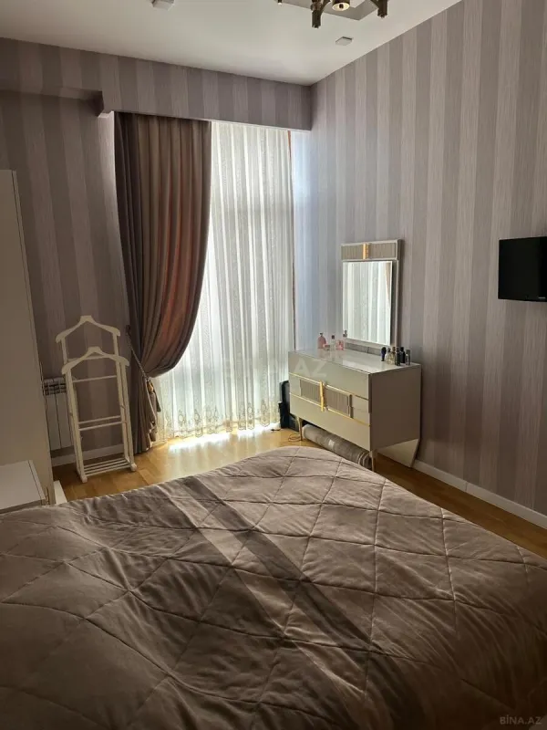 Satılır 3 otaqlı mənzil 137 m²