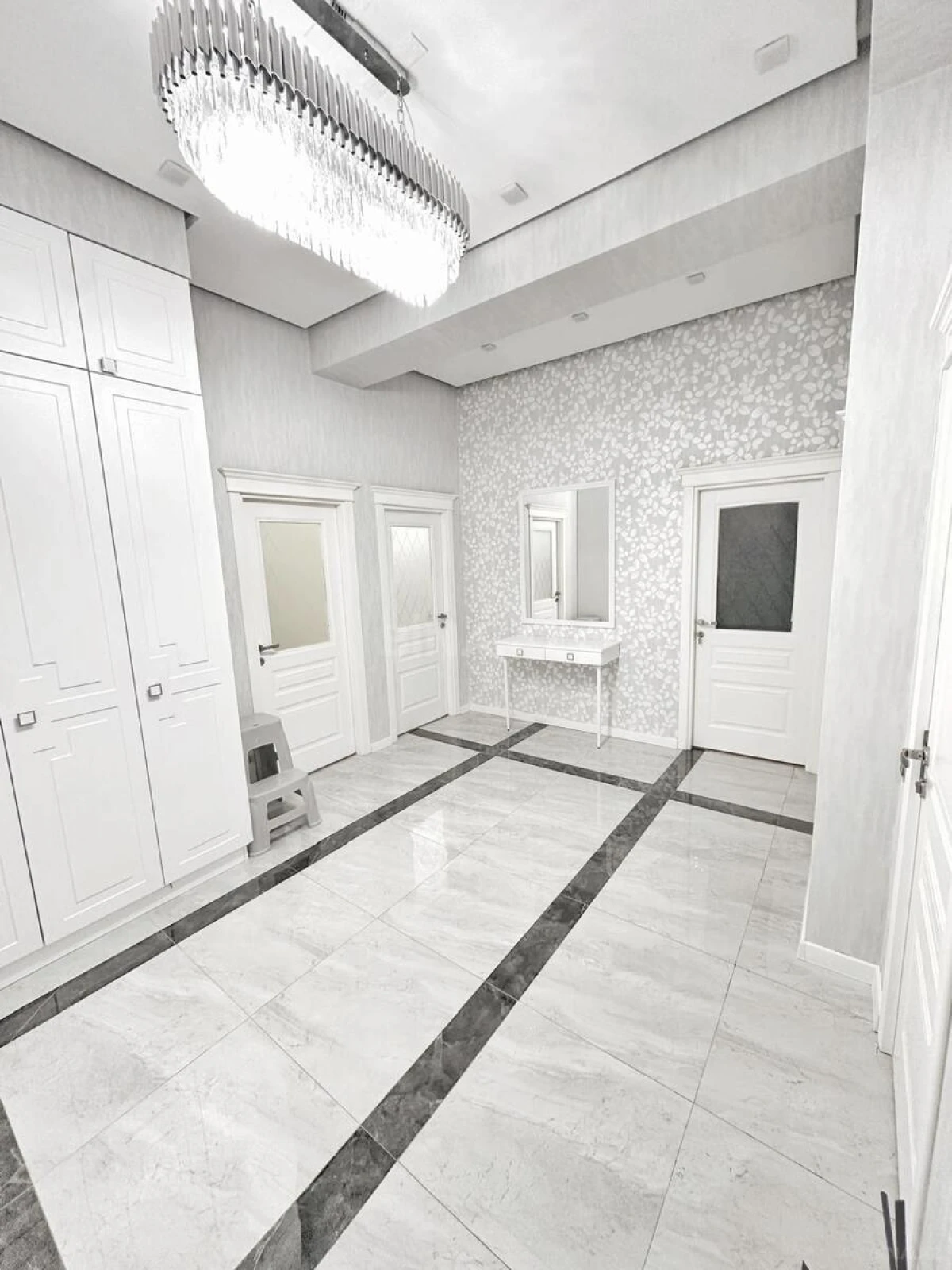 Satılır 3 otaqlı mənzil 137 m²