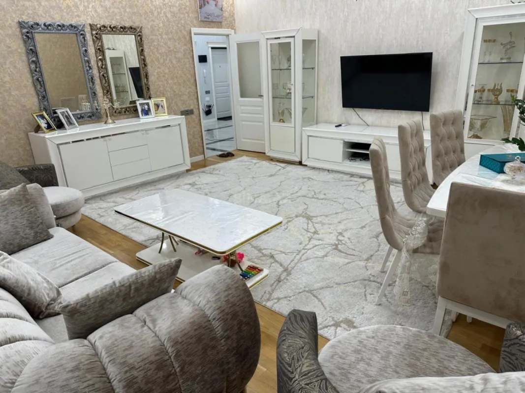 Satılır 3 otaqlı mənzil 137 m²