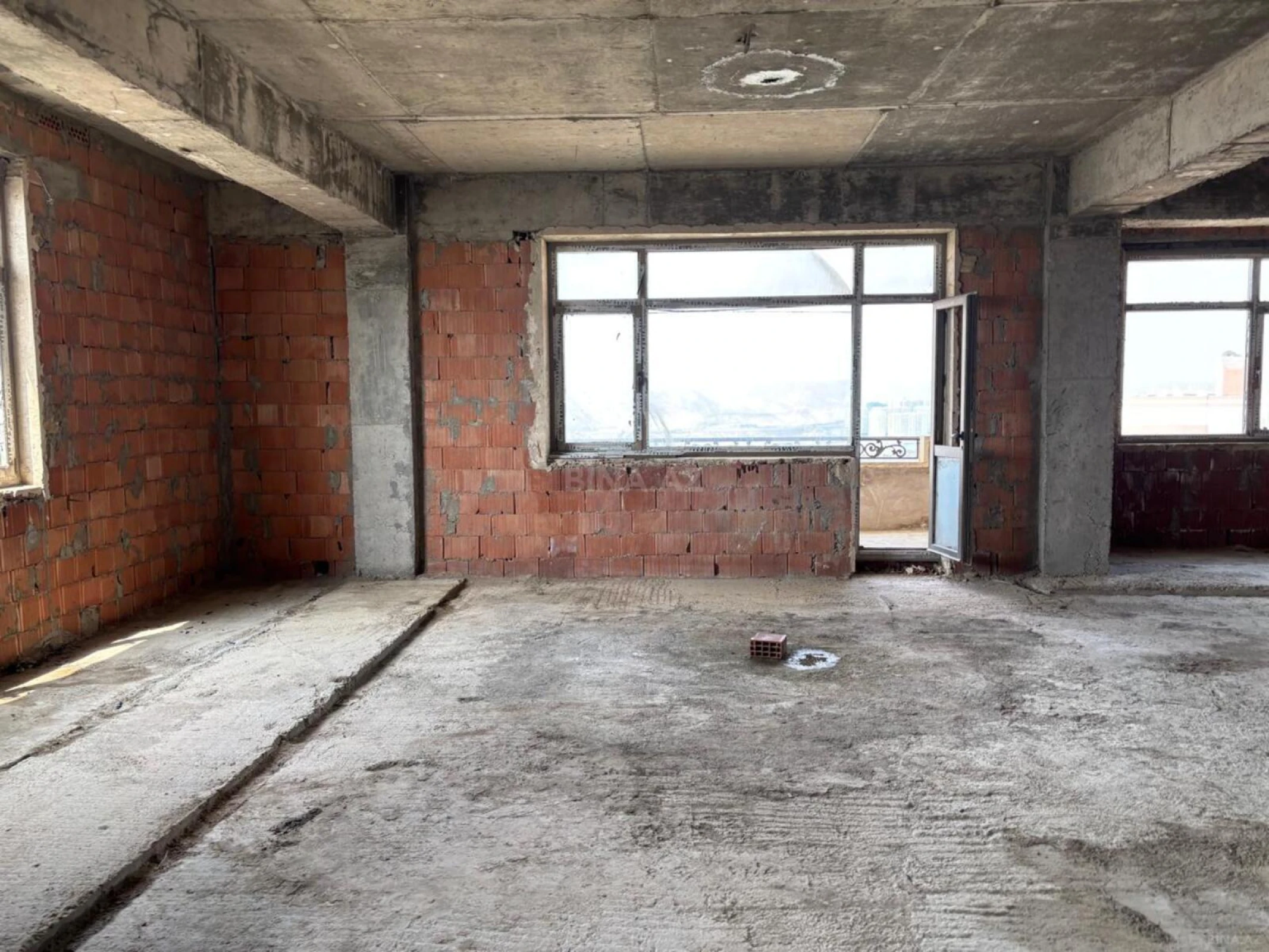 Satılır 3 otaqlı mənzil 141 m²