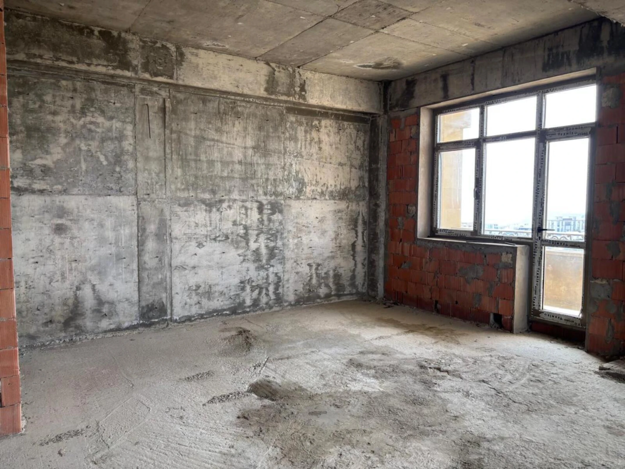 Satılır 3 otaqlı mənzil 141 m²