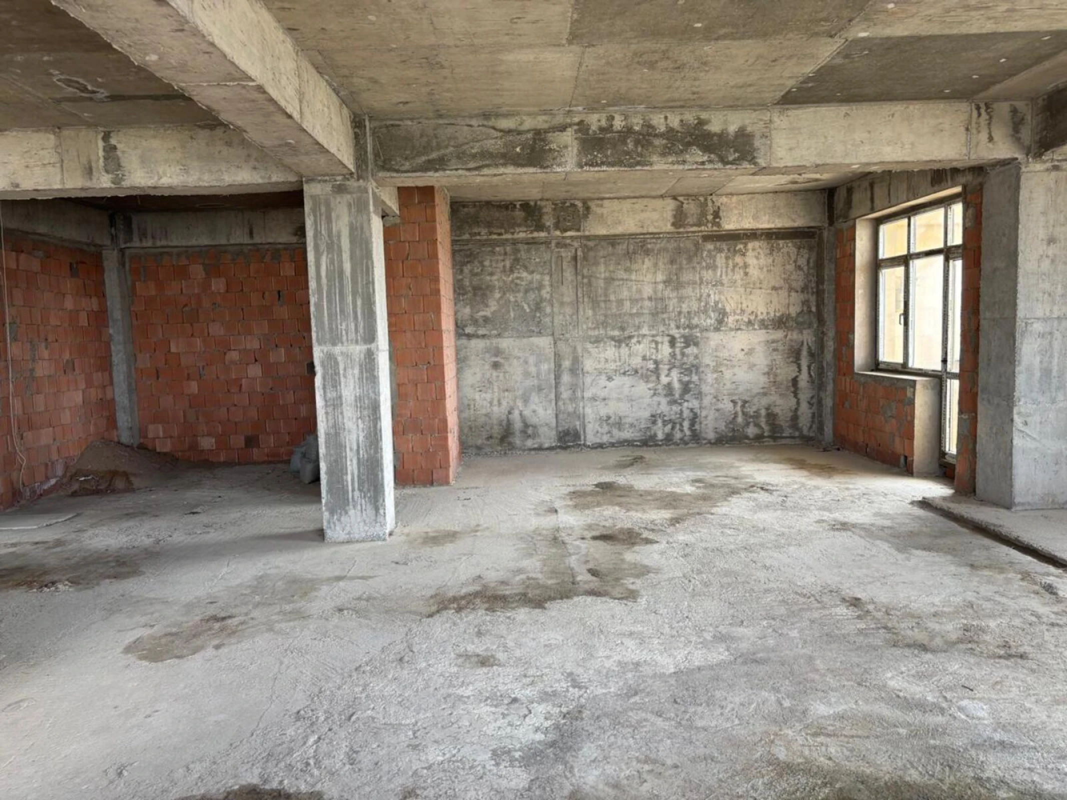 Satılır 3 otaqlı mənzil 141 m²