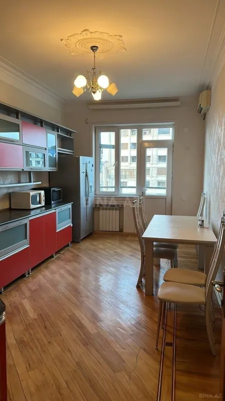 Kirayə verilir 3 otaqlı mənzil 130 m²