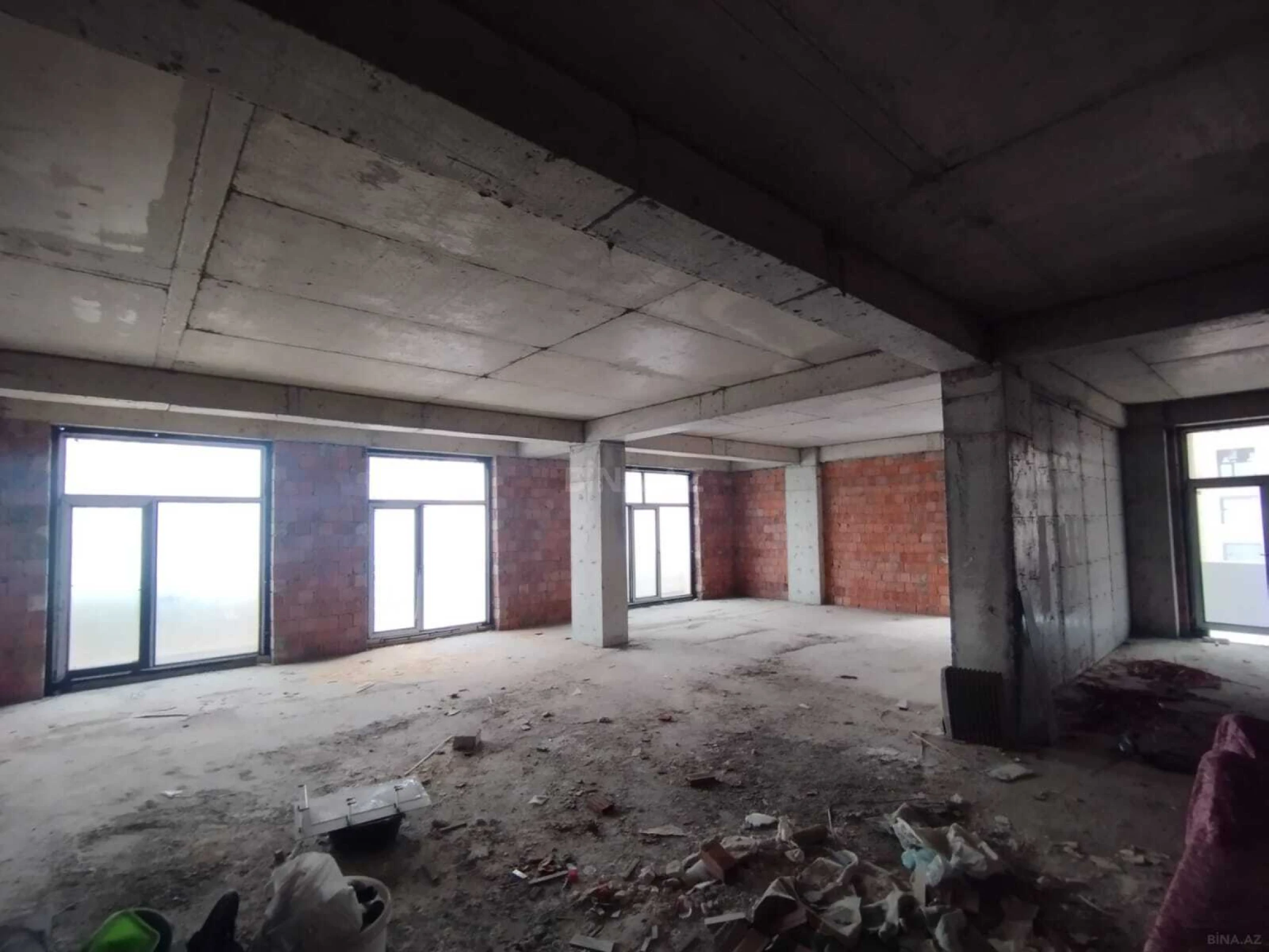 Satılır 4 otaqlı mənzil 158 m²