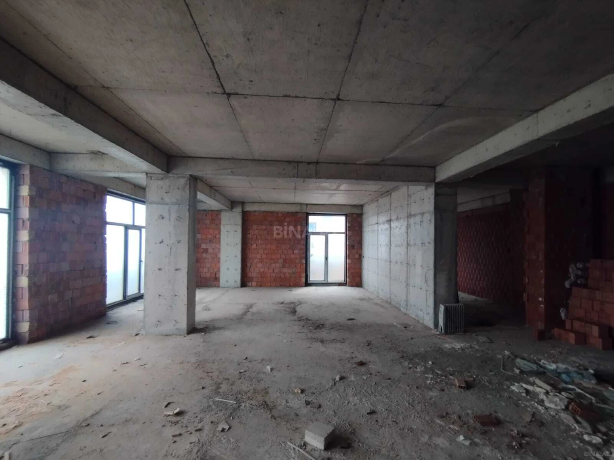 Satılır 4 otaqlı mənzil 158 m²