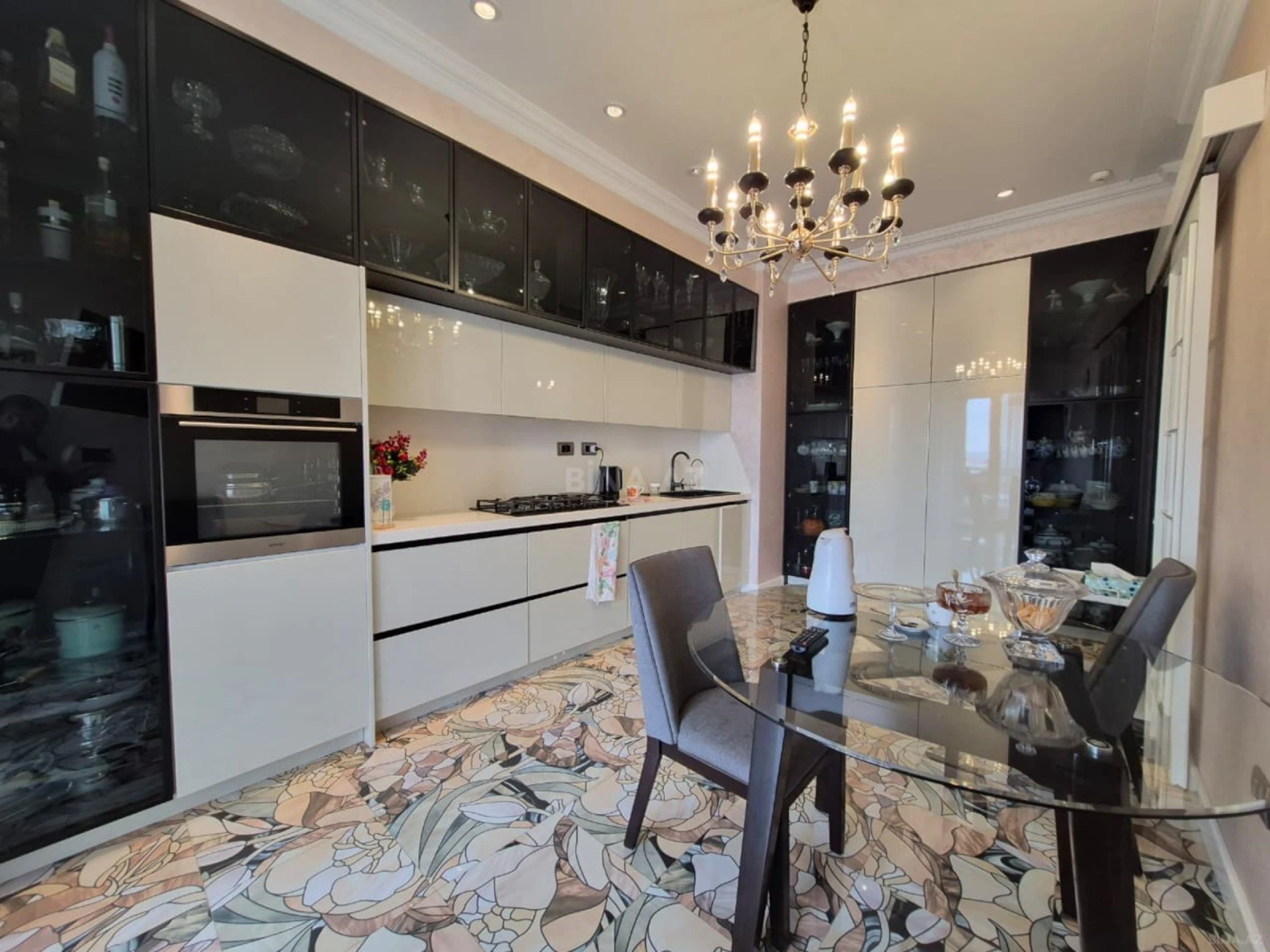 Kirayə verilir 3 otaqlı mənzil 170 m²