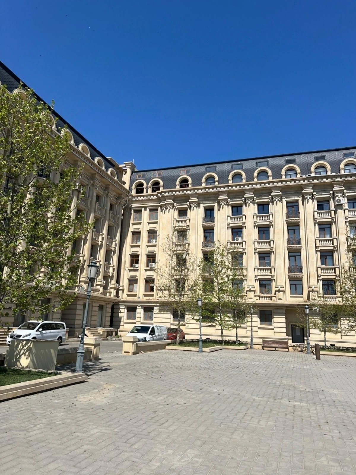 Satılır 5 otaqlı mənzil 220 m²
