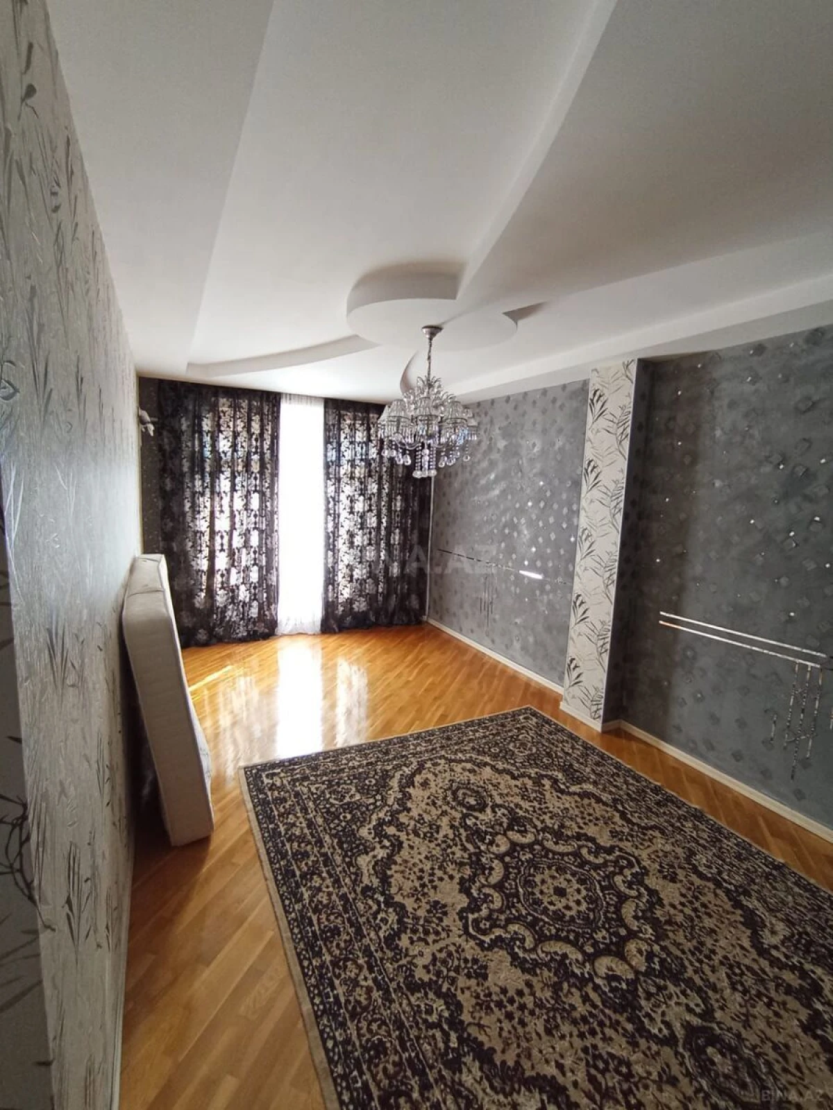 Satılır 4 otaqlı mənzil 156 m²