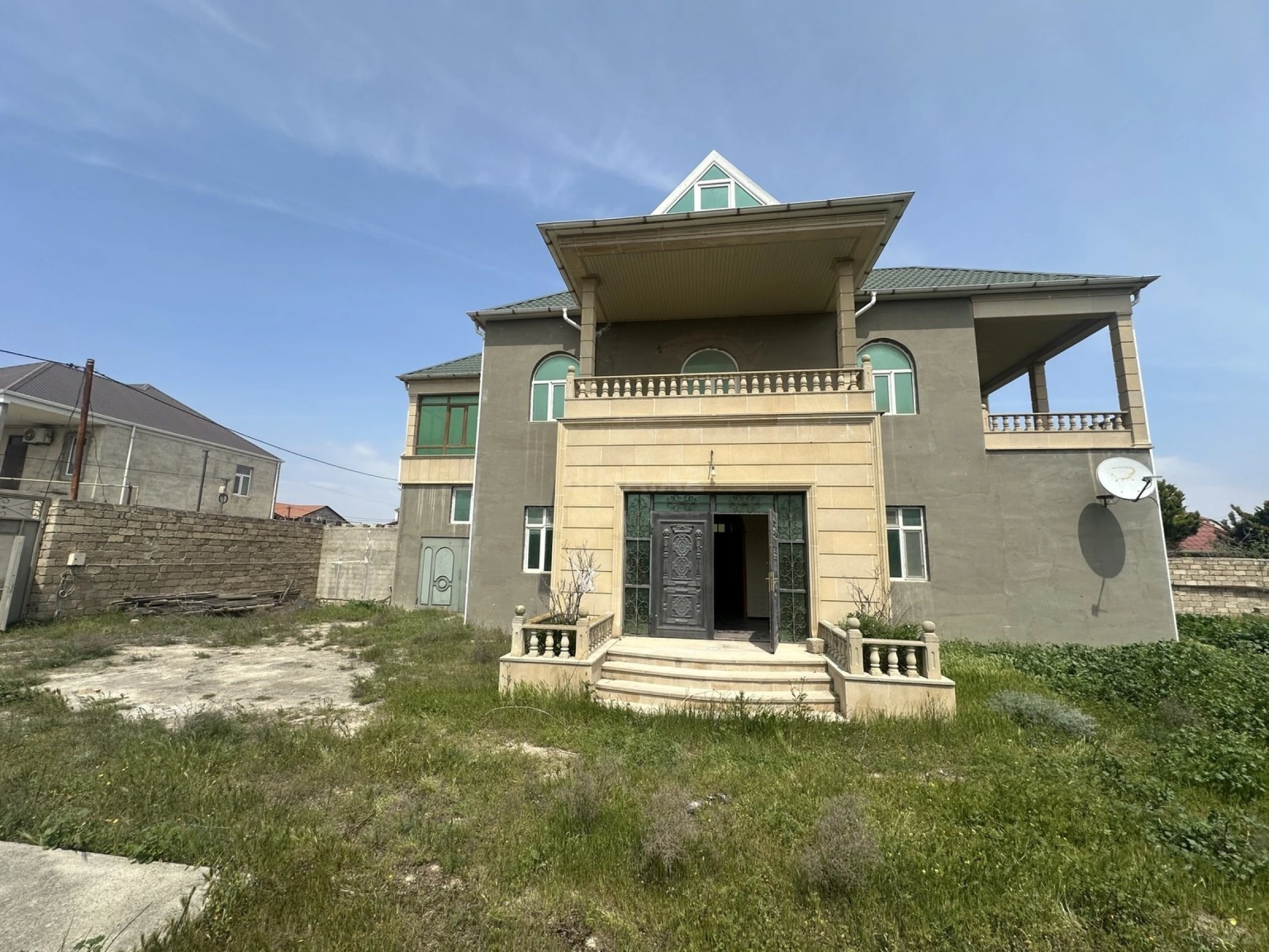 Satılır 8 otaqlı həyət evi 300 m²