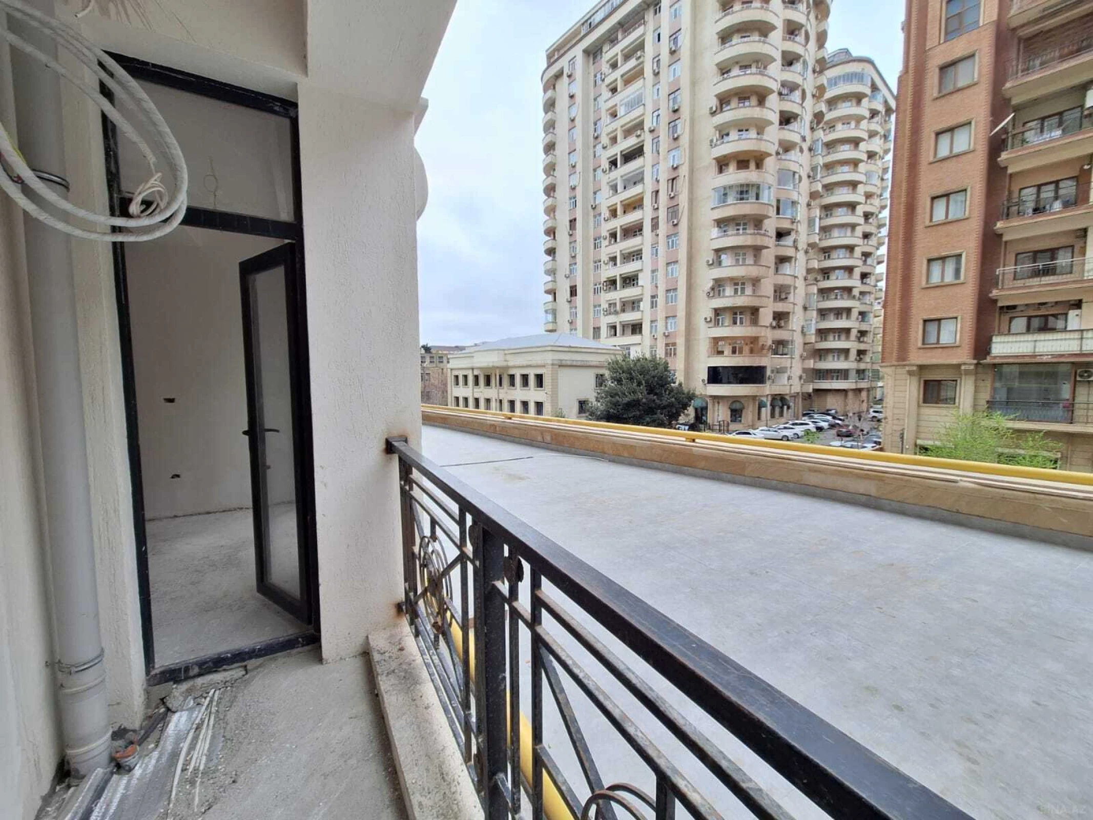 Satılır 2 otaqlı mənzil 145 m²