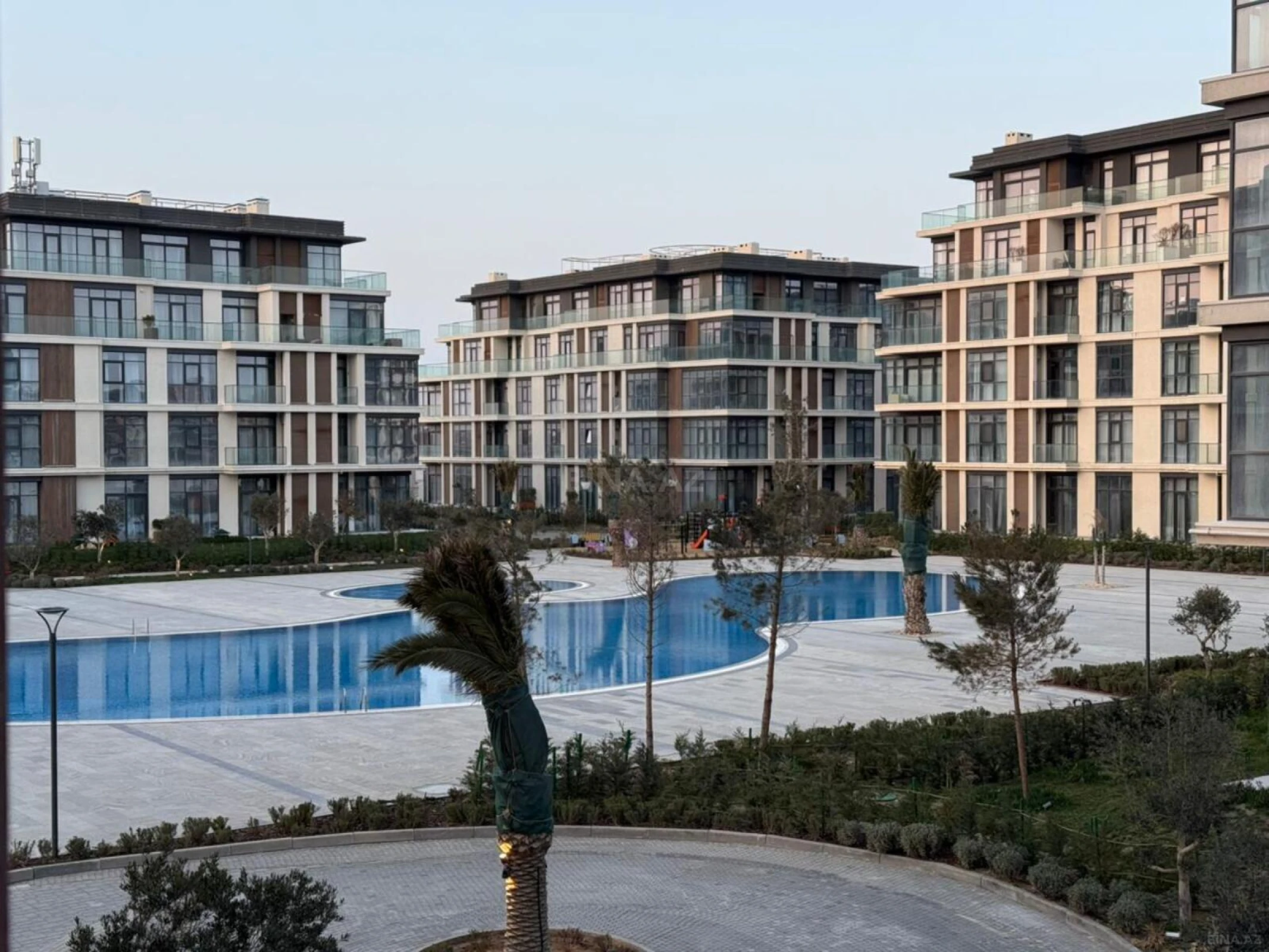 Satılır 2 otaqlı mənzil 102 m²