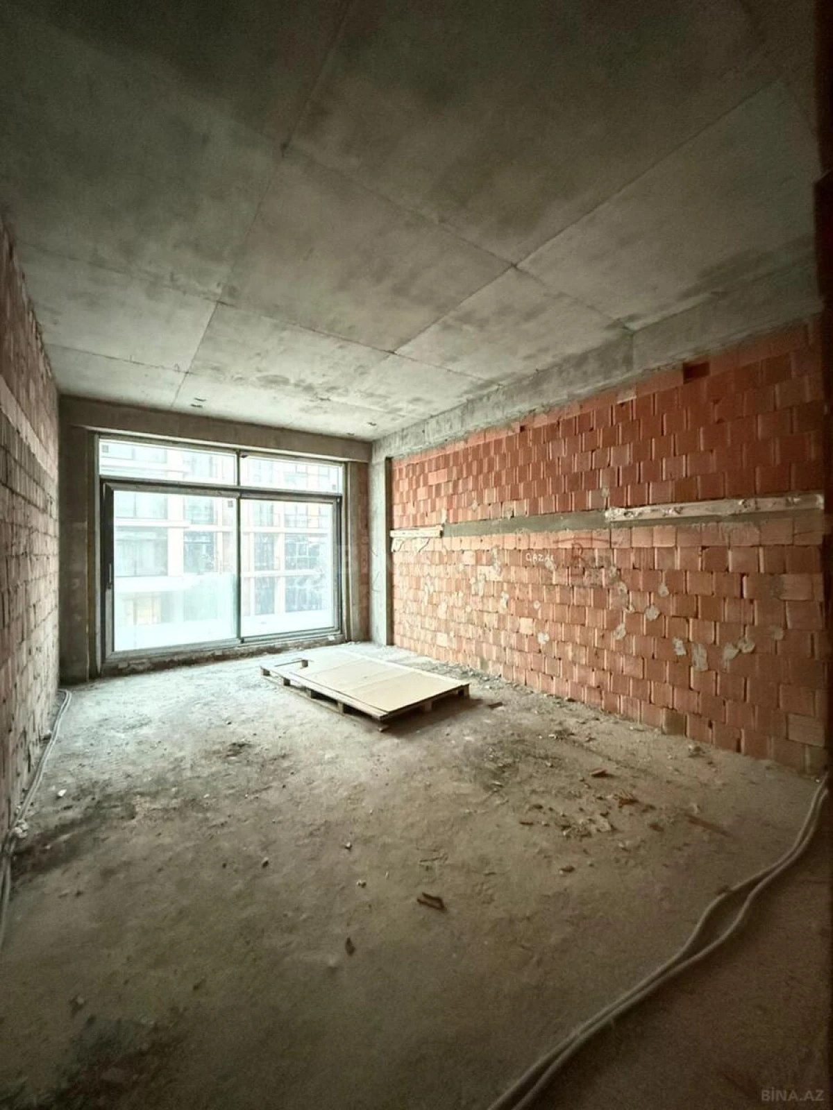 Satılır 2 otaqlı mənzil 102 m²