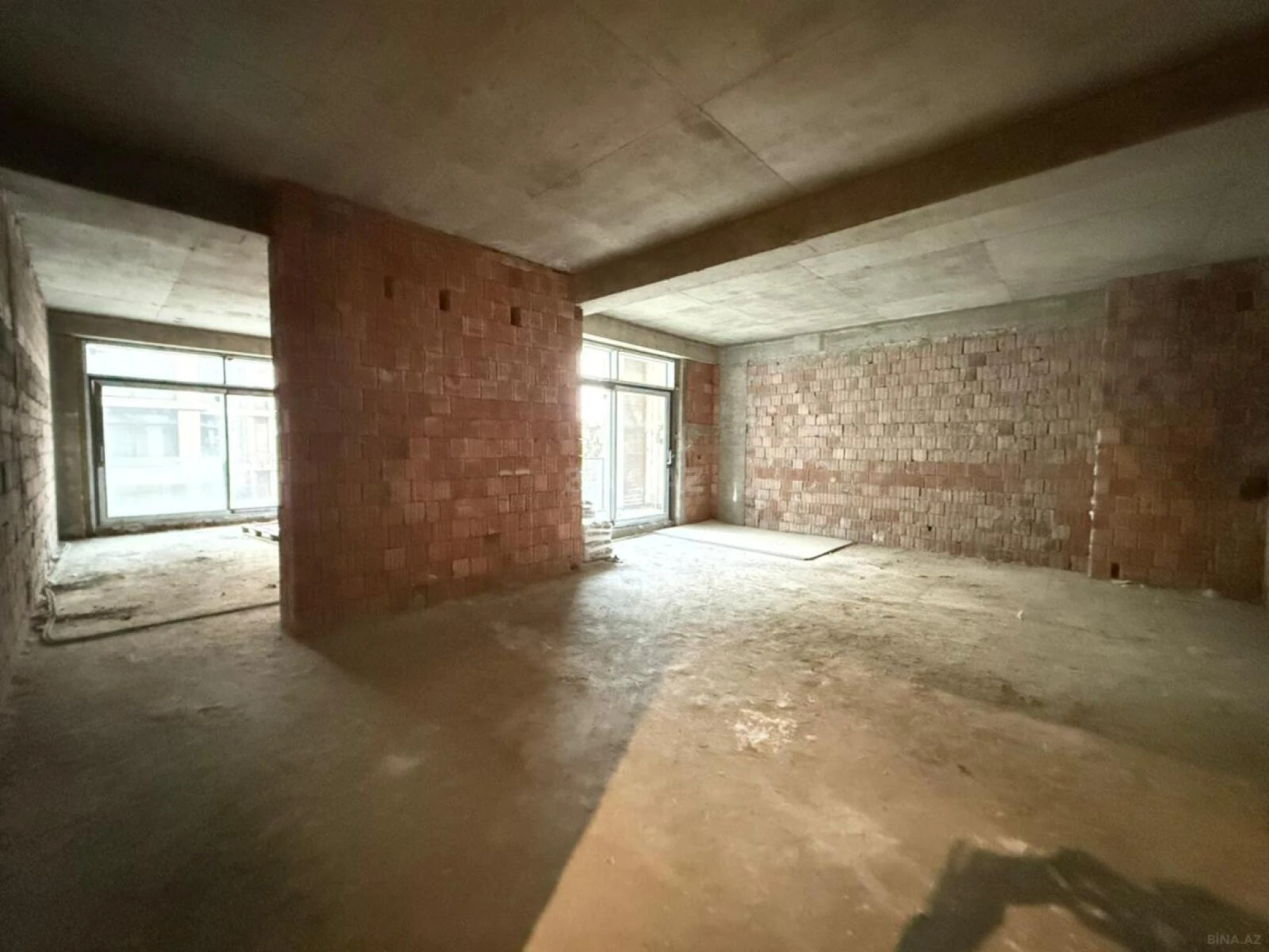 Satılır 2 otaqlı mənzil 102 m²