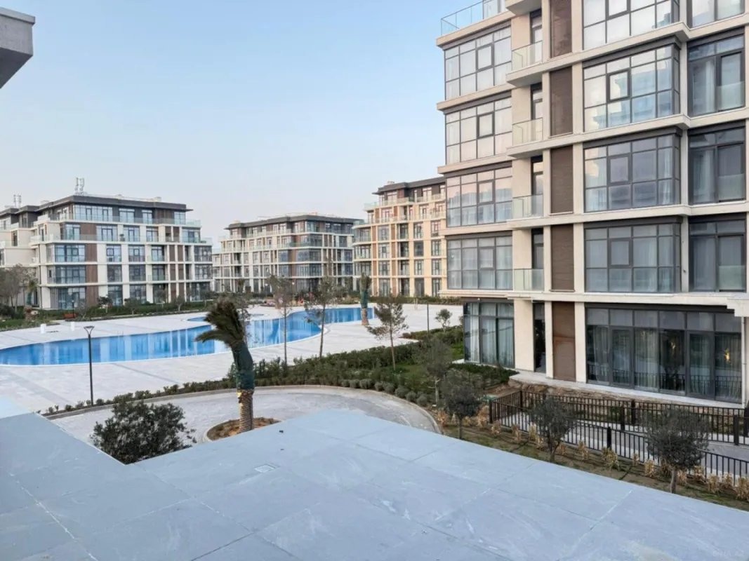 Satılır 2 otaqlı mənzil 102 m²