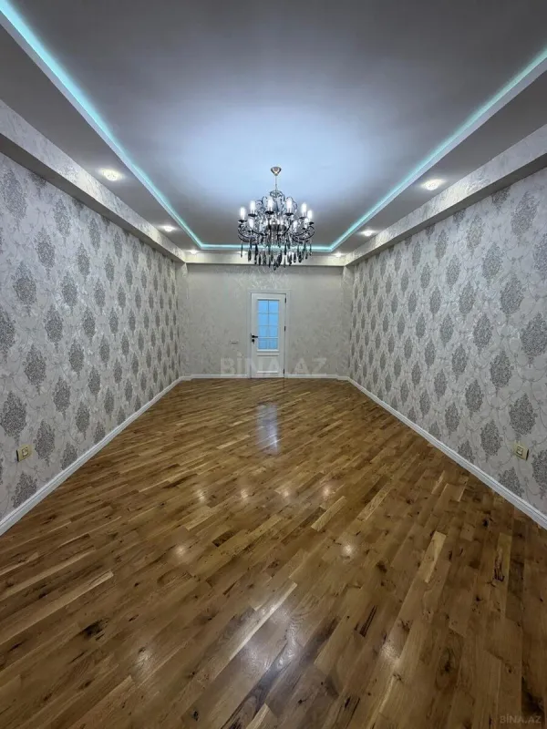 Satılır 4 otaqlı mənzil 132 m²