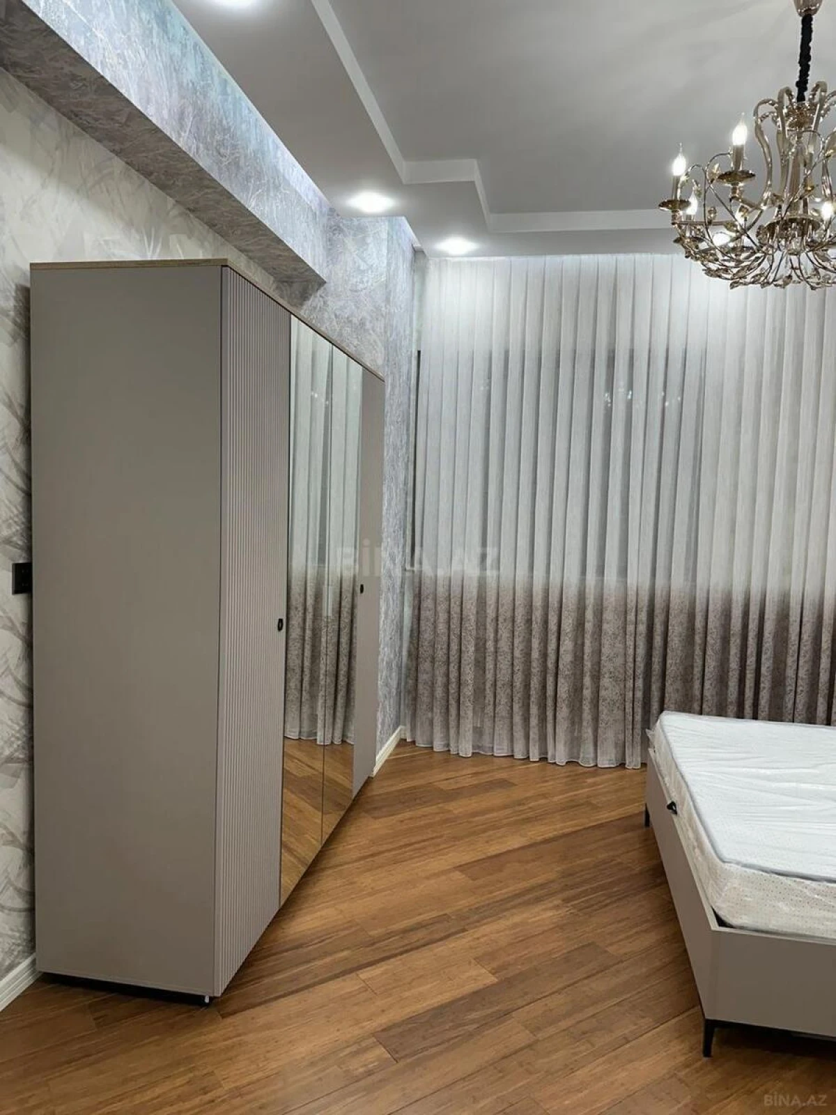 Kirayə verilir 4 otaqlı mənzil 177 m²