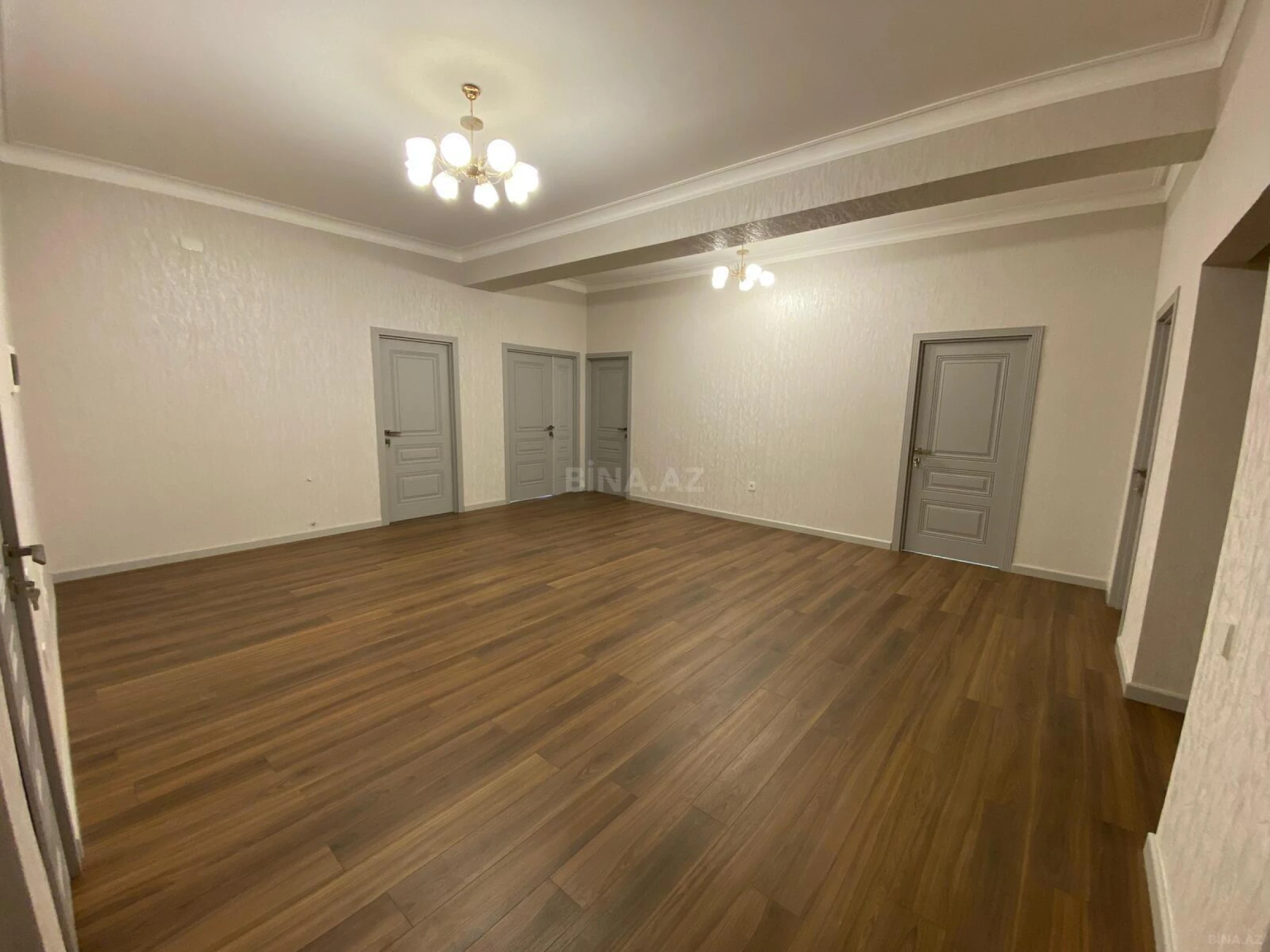 Satılır 4 otaqlı mənzil 178 m²