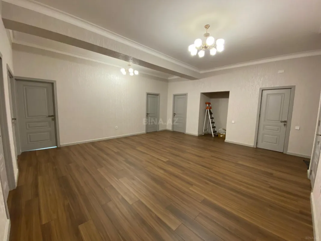 Satılır 4 otaqlı mənzil 178 m²