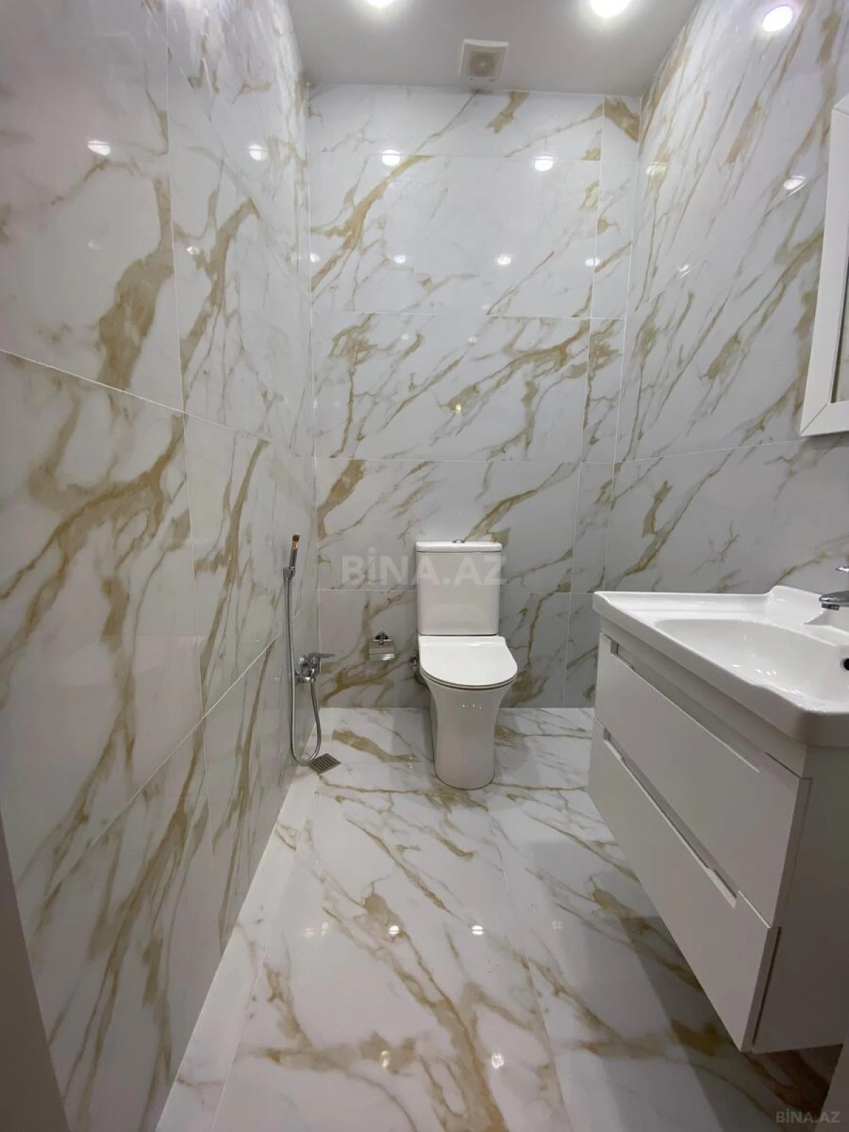 Satılır 4 otaqlı mənzil 178 m²