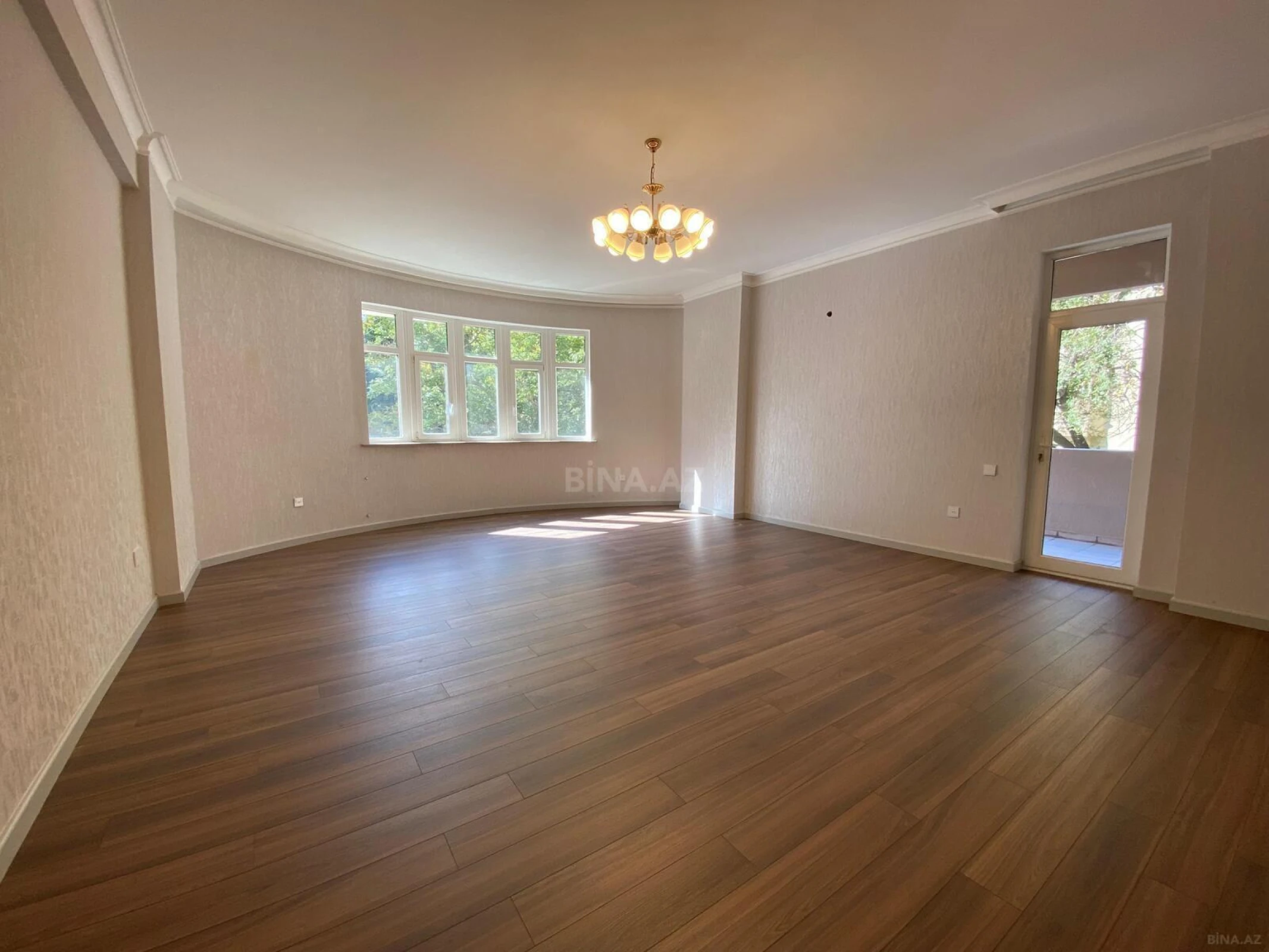 Satılır 4 otaqlı mənzil 178 m²