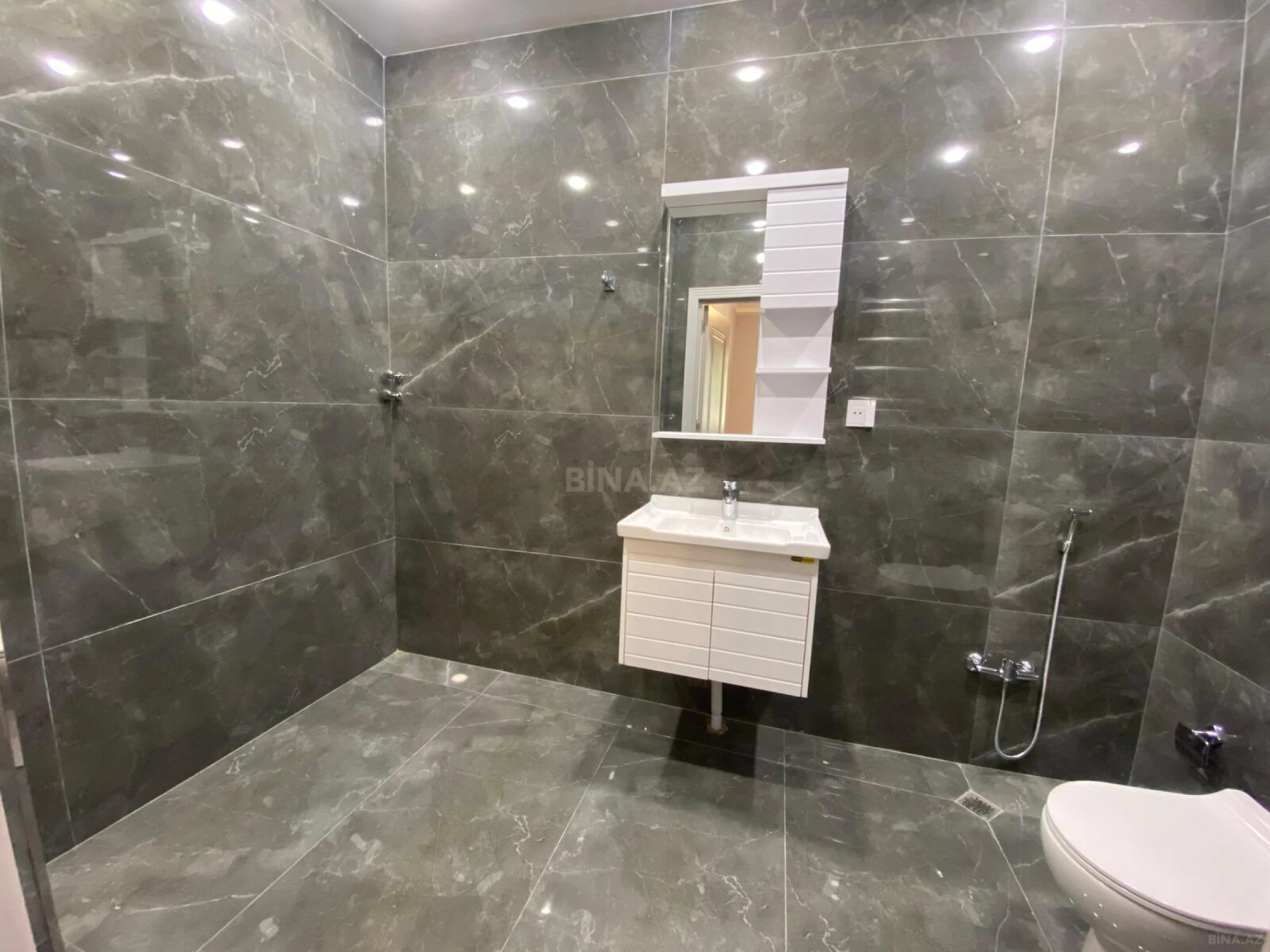 Satılır 4 otaqlı mənzil 178 m²