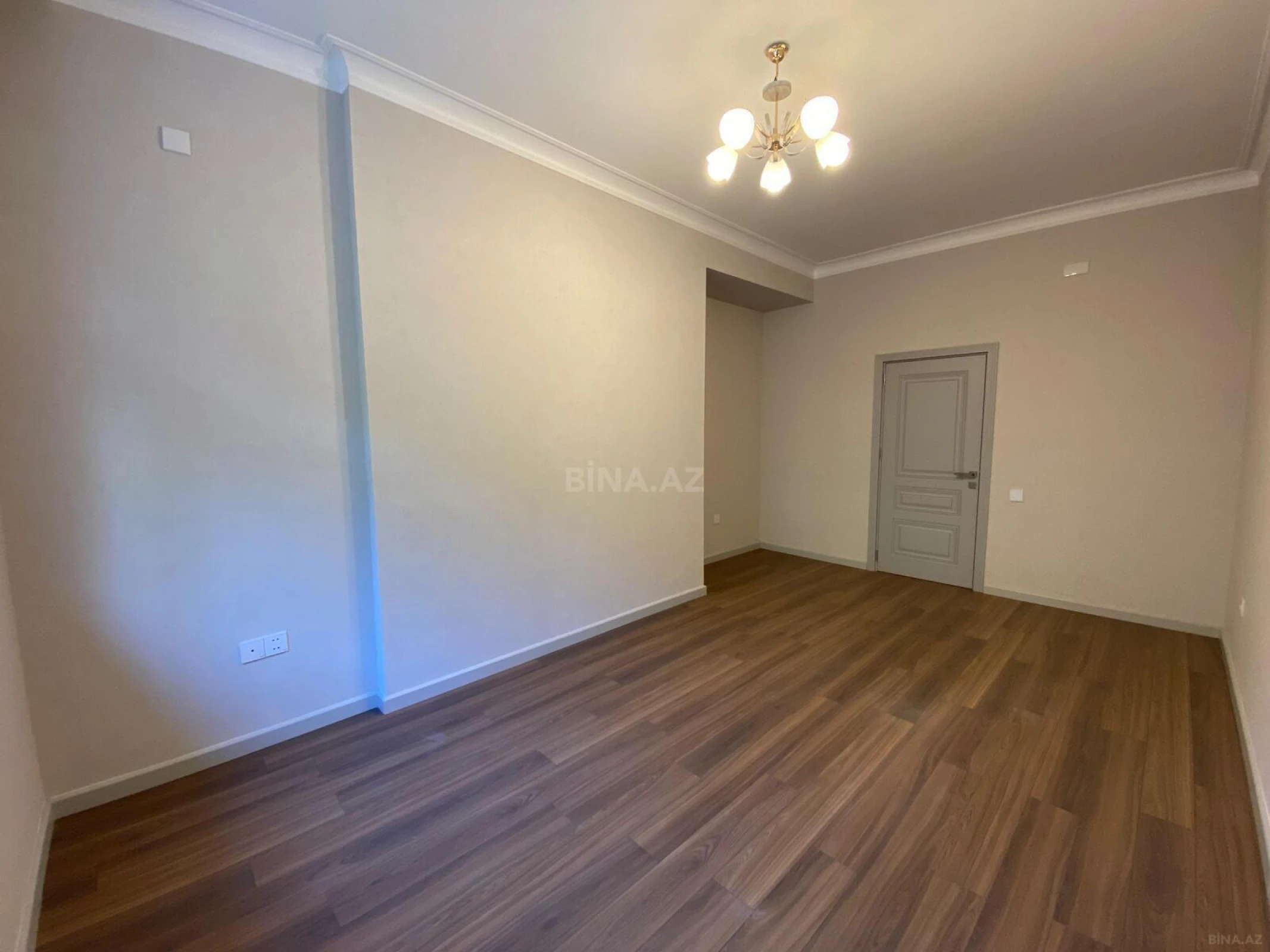 Satılır 4 otaqlı mənzil 178 m²