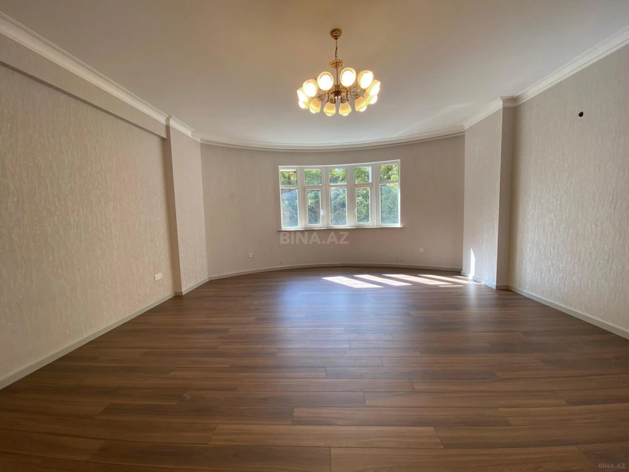 Satılır 4 otaqlı mənzil 178 m²