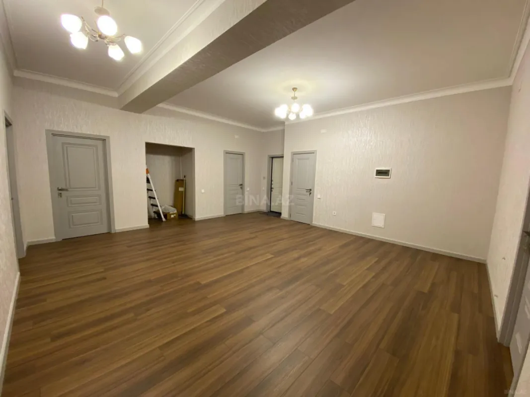 Satılır 4 otaqlı mənzil 178 m²