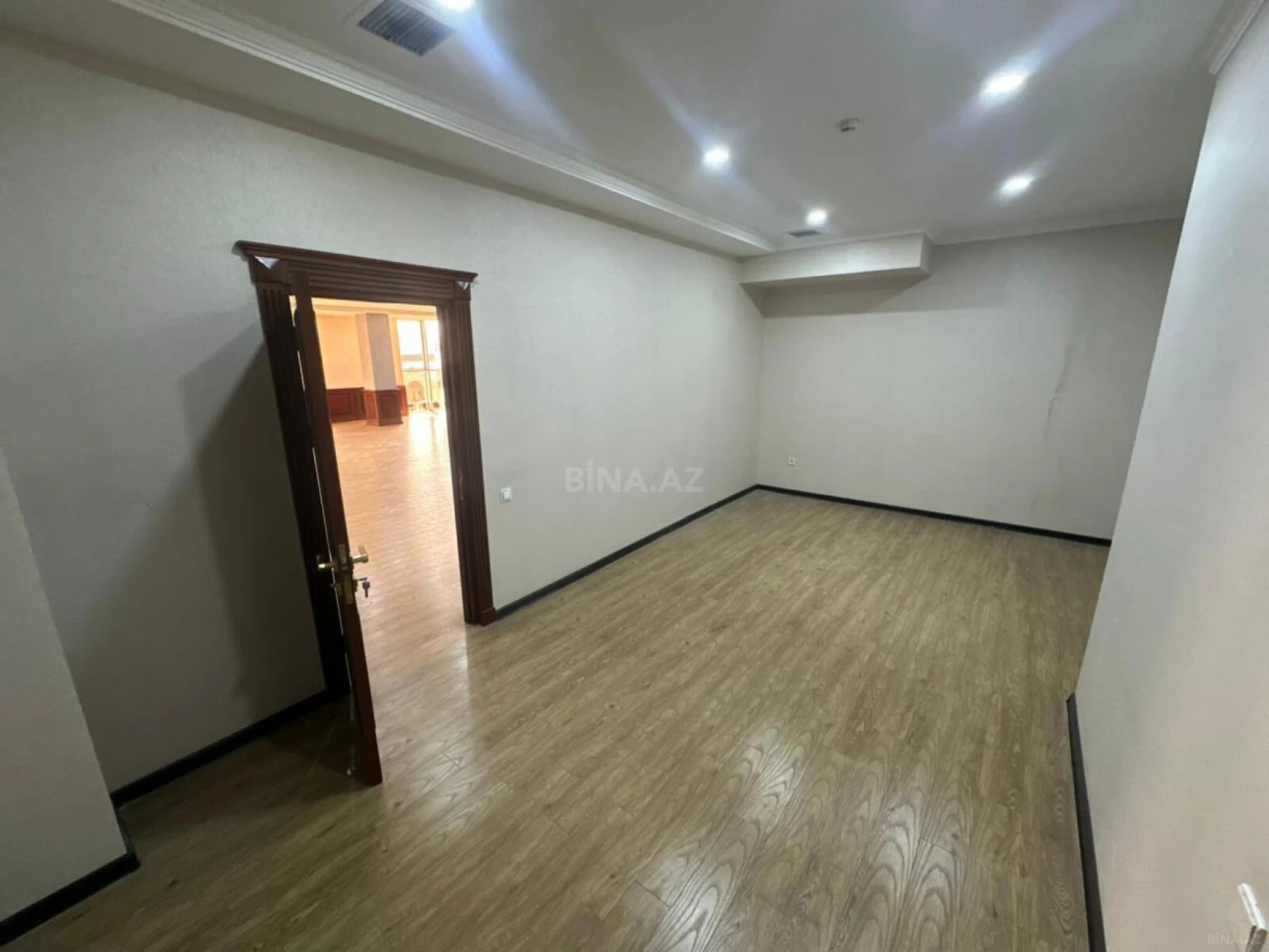 Kirayə verilir 13 otaqlı ofis 700 m²