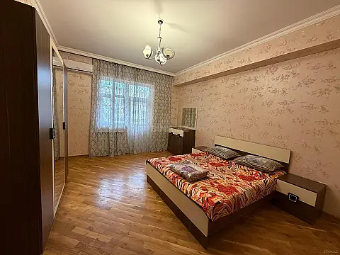 Kirayə verilir 4 otaqlı mənzil 190 m²