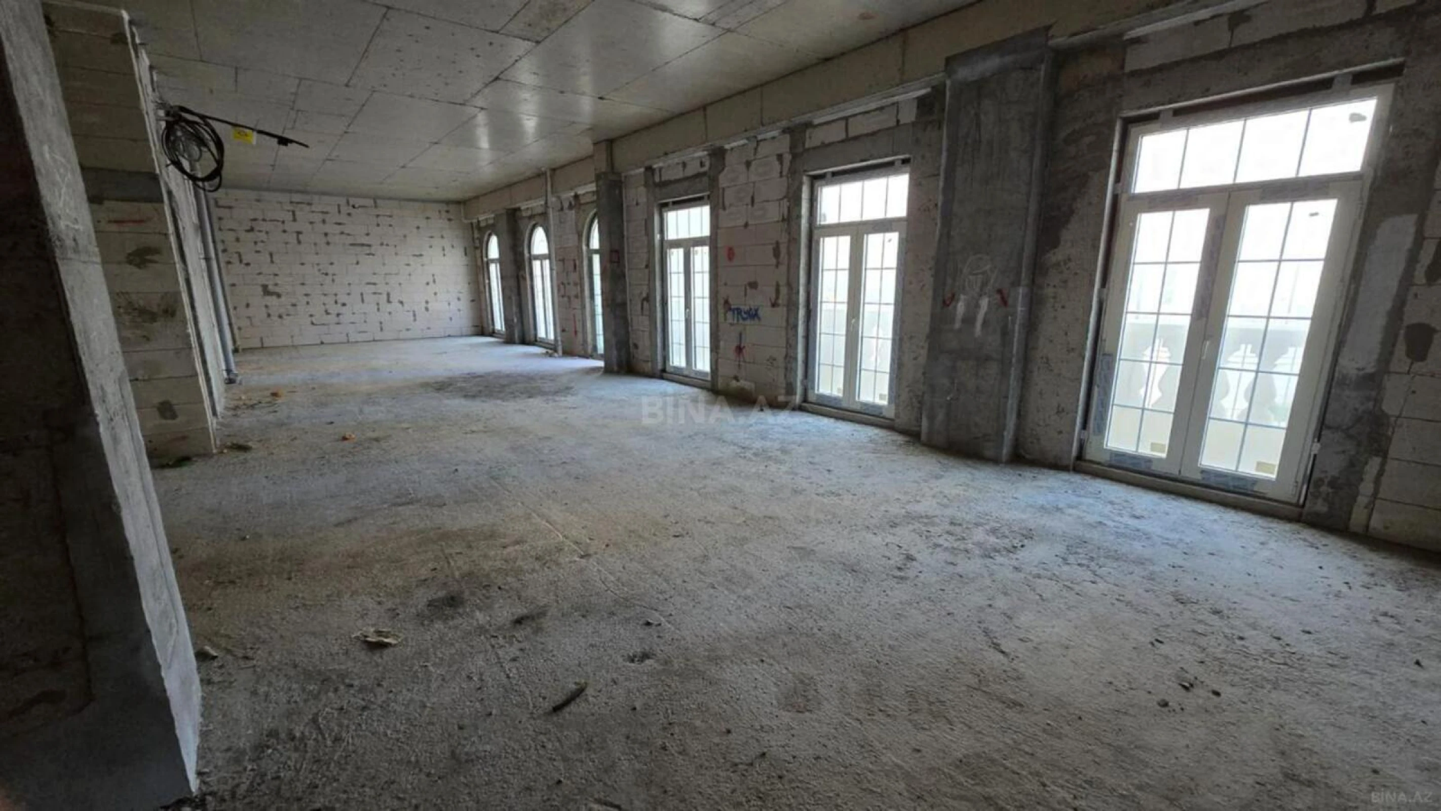 Satılır 4 otaqlı mənzil 145 m²