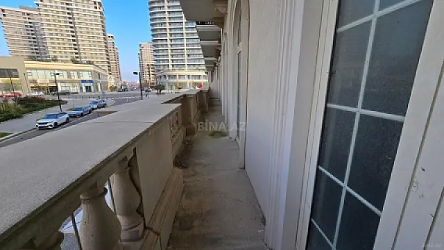 Satılır 4 otaqlı mənzil 145 m²