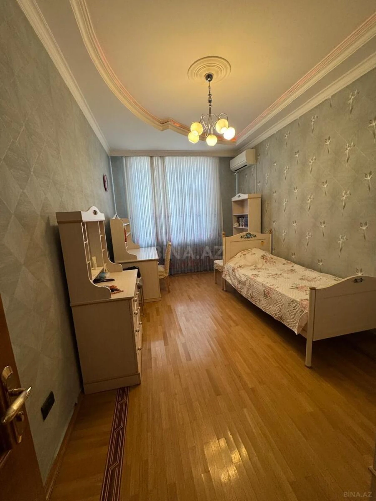 Satılır 4 otaqlı mənzil 180 m²
