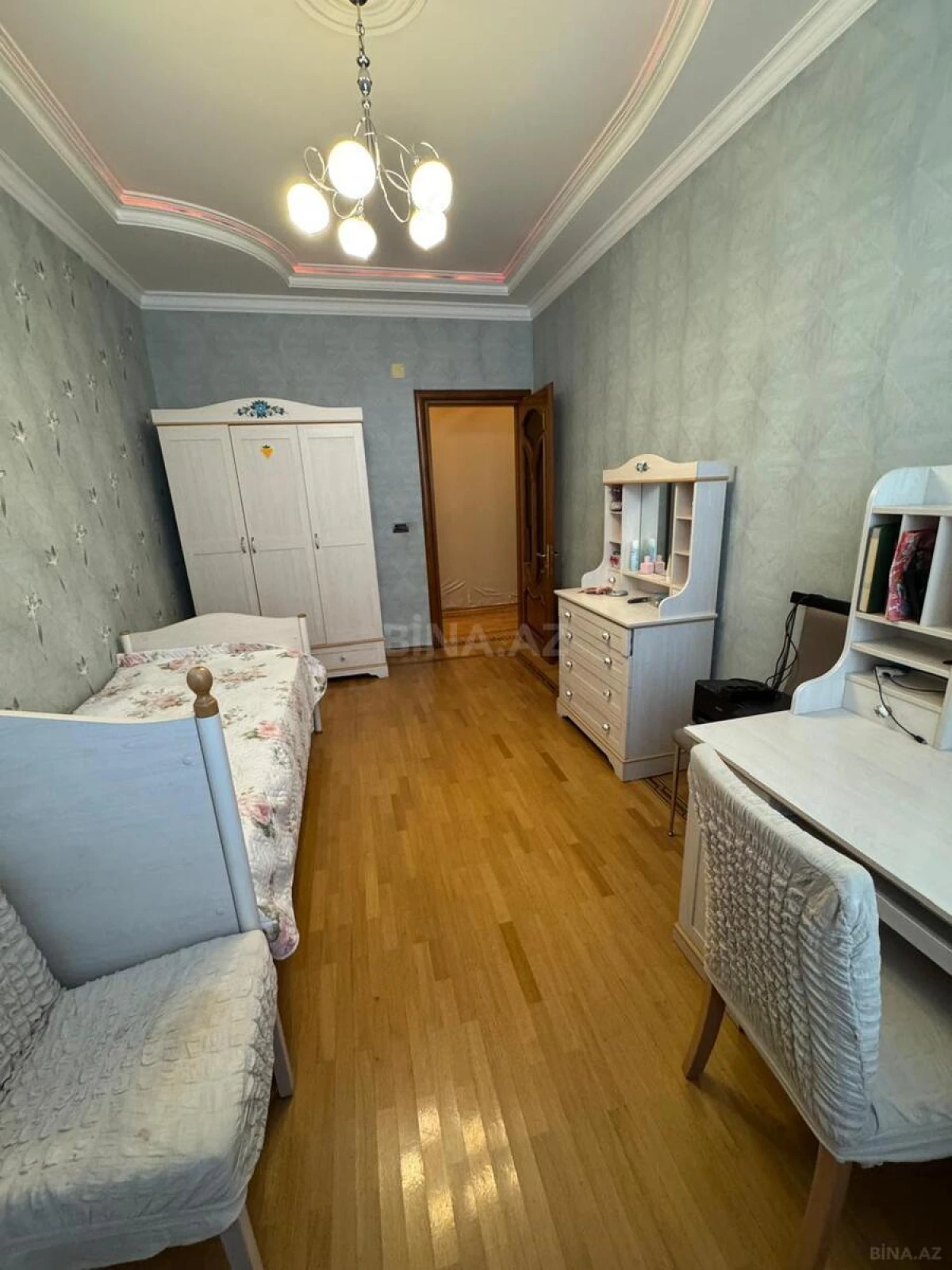Satılır 4 otaqlı mənzil 180 m²