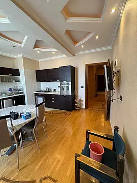 Satılır 4 otaqlı mənzil 180 m²