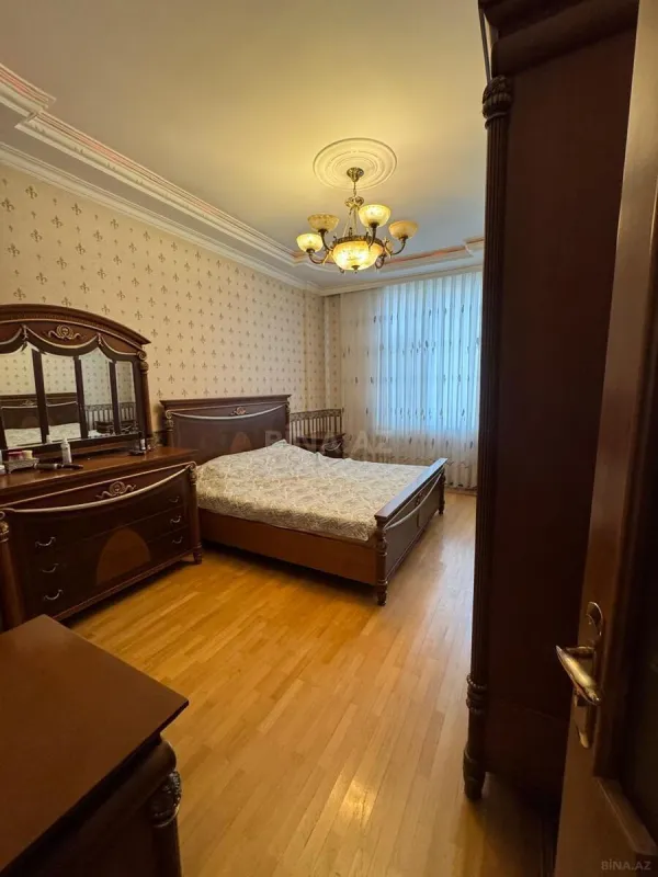 Satılır 4 otaqlı mənzil 180 m²