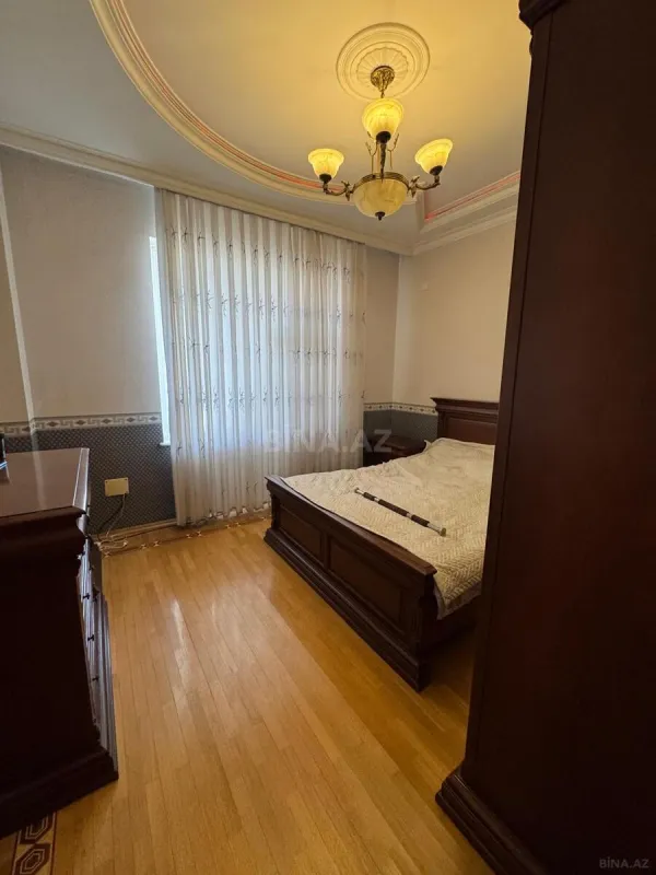 Satılır 4 otaqlı mənzil 180 m²