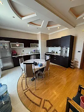 Satılır 4 otaqlı mənzil 180 m²