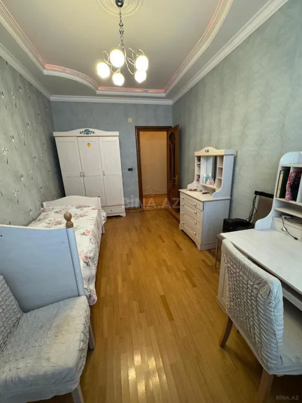Satılır 4 otaqlı mənzil 180 m²