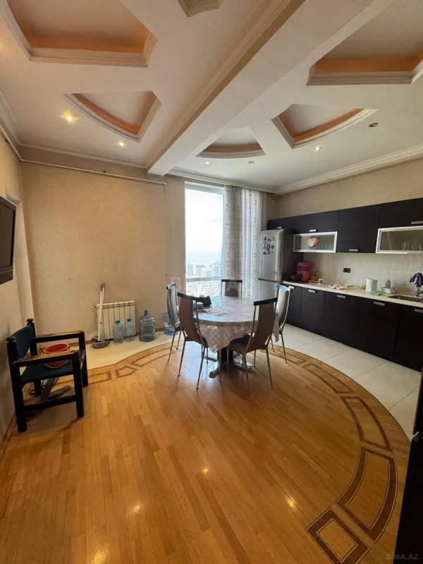 Satılır 4 otaqlı mənzil 180 m²