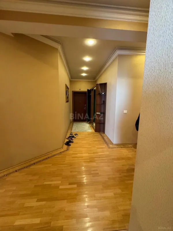 Satılır 4 otaqlı mənzil 180 m²